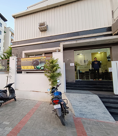 Rackonnect Royal Badminton Arena - Image 8